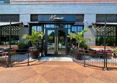 the entrance doors for the restaurant memoir