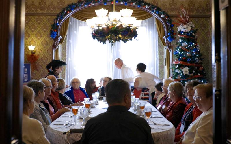 Omaha Welcomes Holiday Travelers for Christmas Tours