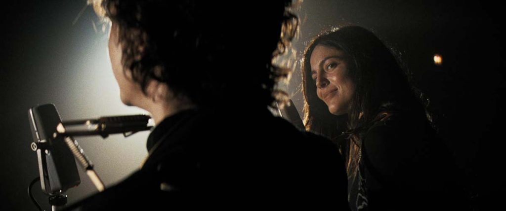 Timothée Chalamet as Bob Dylan and Monica Barbaro as Joan Baez
