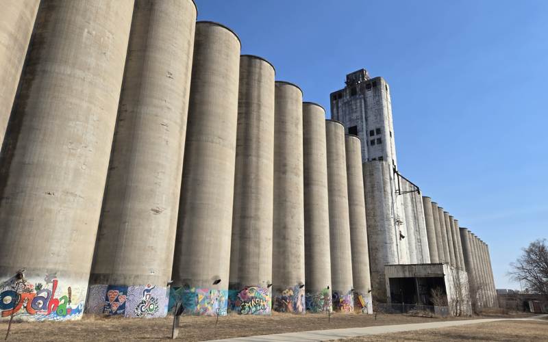 Vacant Grain Elevator to Become Apartment Complex