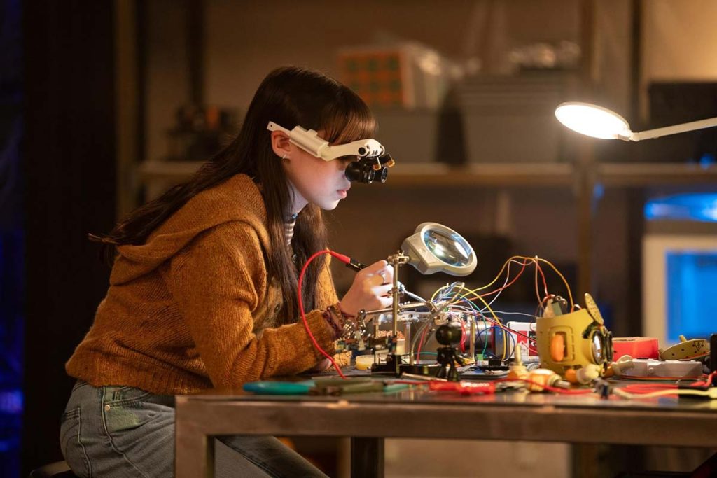 Violet McGraw as Cady working on building a robot at a desk